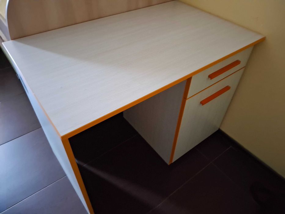 разтегателен диван , ученическо бюро