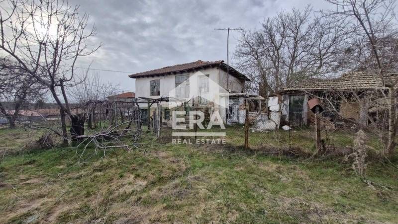 Ексклузивна къща с двор и стопанска постройка за продажба в близост до