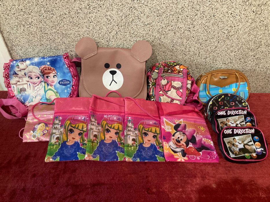 Кукли, прахосмукачка, микрофон и други играчки