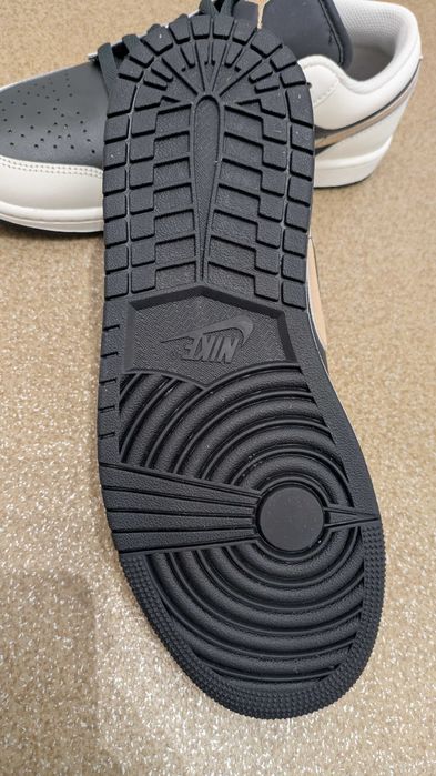 Nike Air Jordan 1 Low, mărimea 41-42, noi