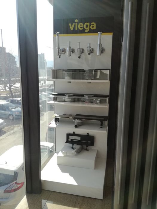 Дизайн и производство на рекламни стелажи и дисплеи