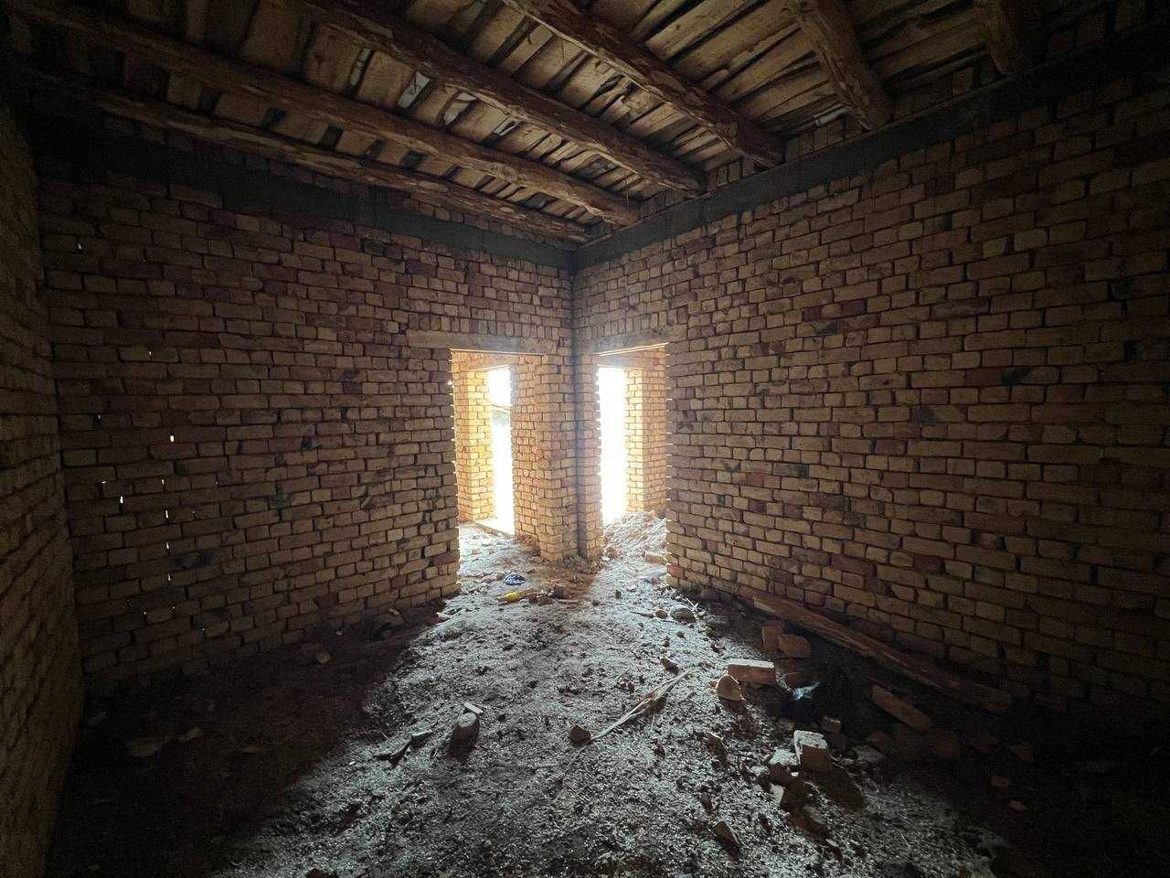 Янги пишган ғиштдан сифатли курилган каробка участка сотилади.