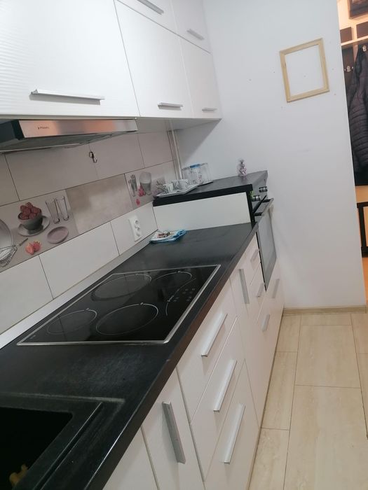 Închiriez apartament 3 camere .