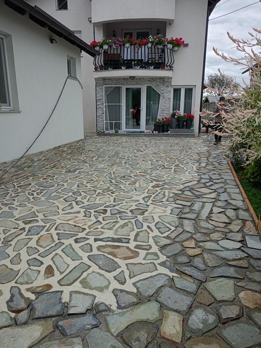 Vând piatră și montez