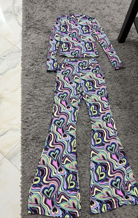 Set pantaloni evazati si bluza