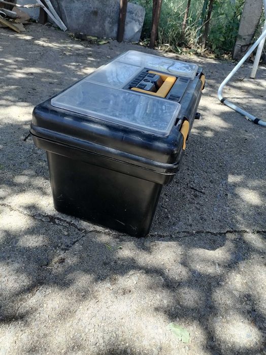 Продавам куфар за риболовни принадлежности