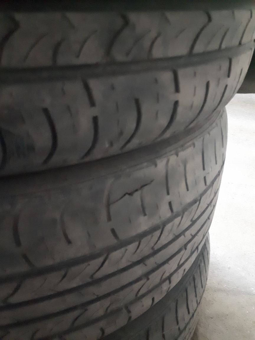 Продам.  Автошины ROADSTONE 225/50R17, лето, б/у.