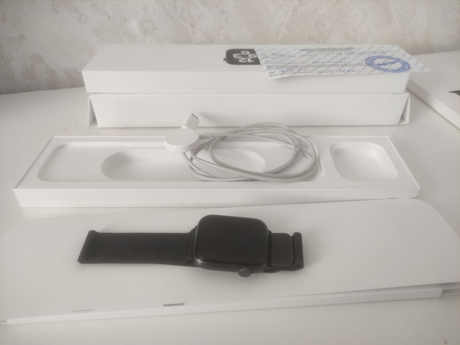 Продам Apple watch SE. 44