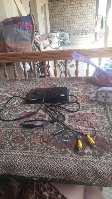 Универсальный Манитор дамафон  или ДВД или машину можно выставить