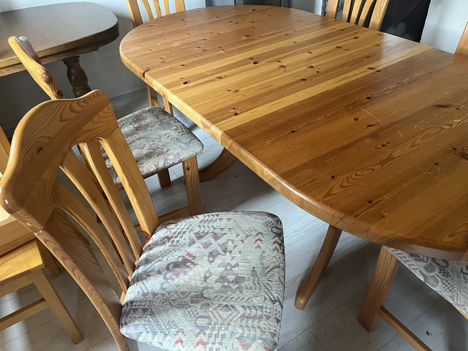 Masa din lemn cu 6 scaune într o stare foarte buna