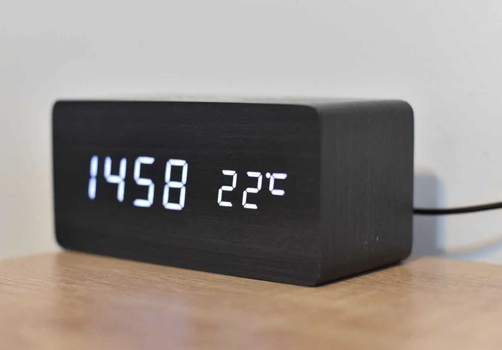 Ceas de camera/birou cu LED , lemn, Temperatura , Data , Alarma ,