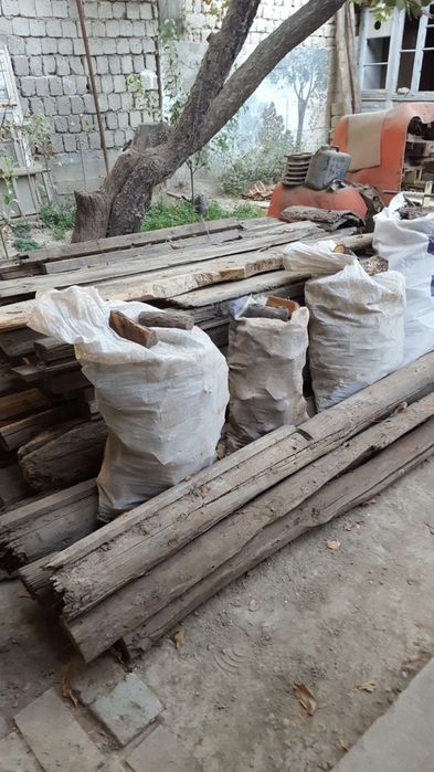 Дрова в большом об.еме. Есть и доски и распиленные бруски.