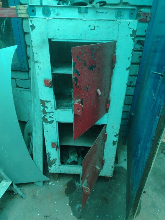 Продам два сейфа.