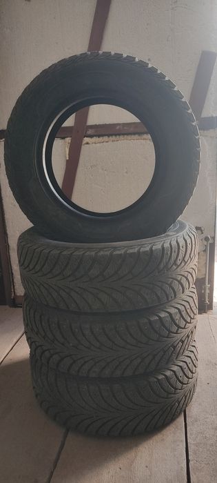 Продам зимние шипованные шины