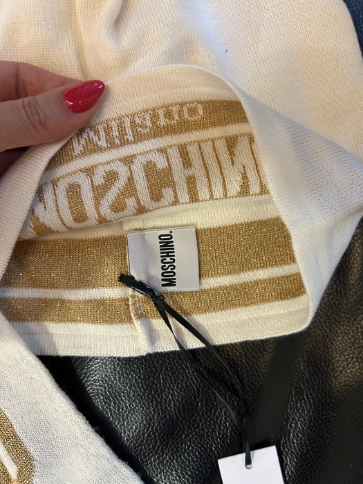Чисто нов комплект шал и шапка Love Moschino