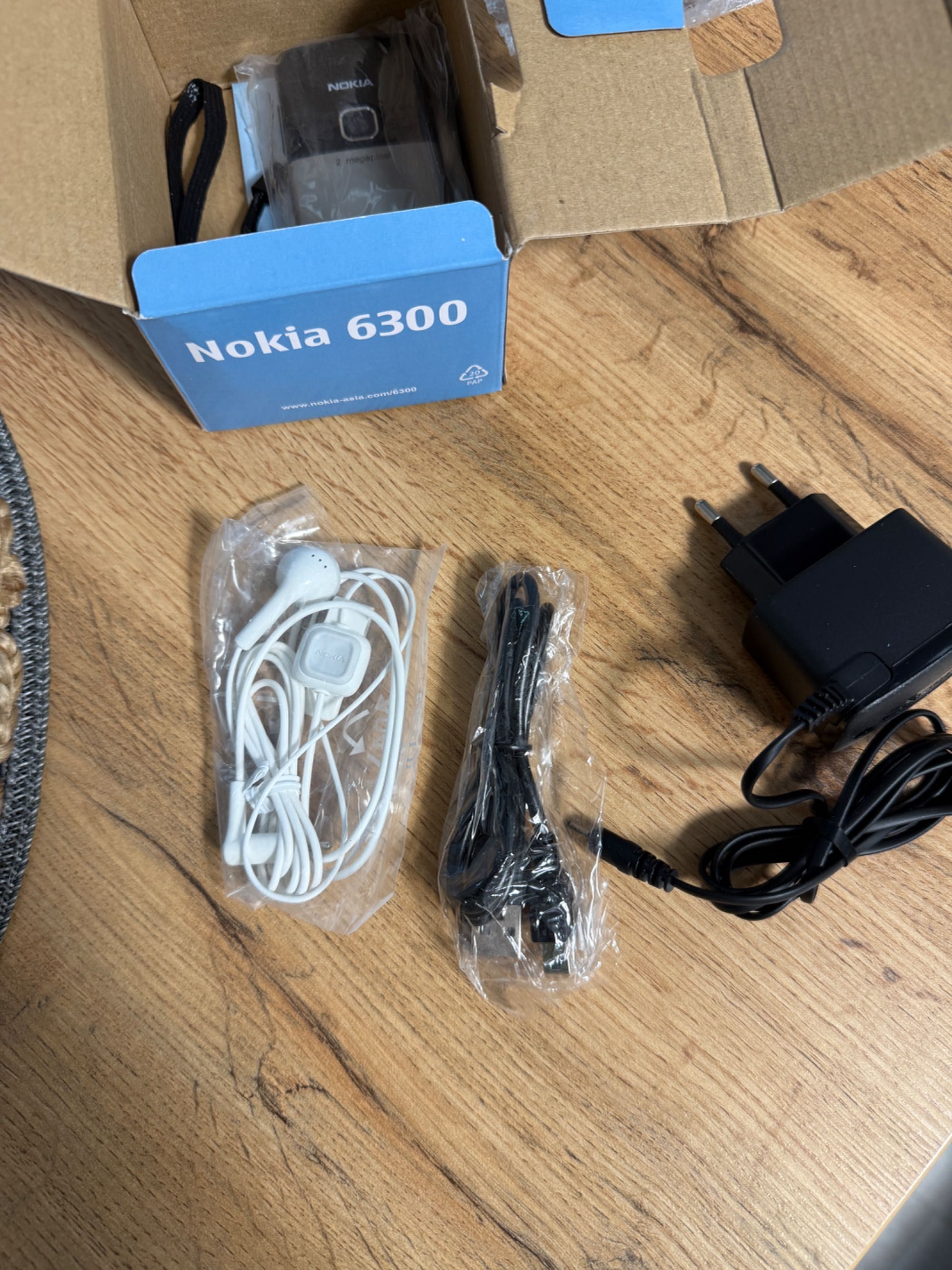 Nokia 6300 Silver - Като Нов - Кутия, зарядно, слушалки и USB кабел