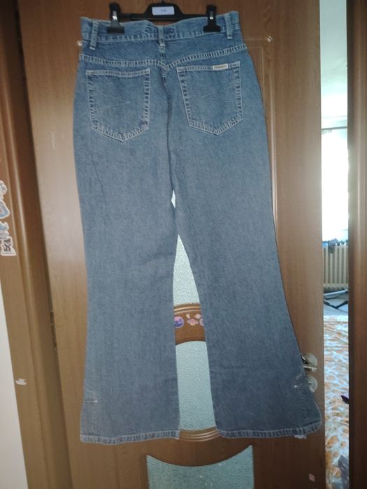 Vând 2 perechi jeans