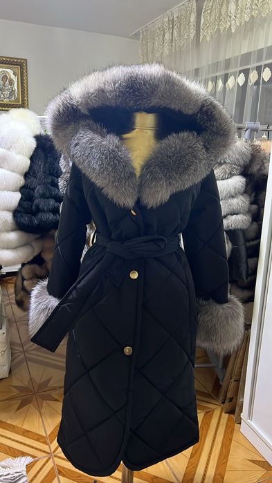 Geaca impermeabilă umplută cu puf  naturală din vulpe