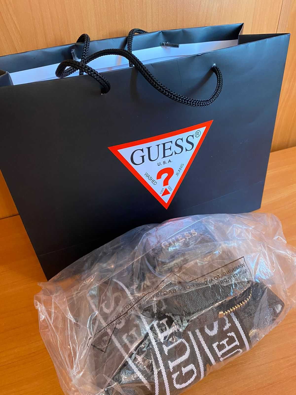 Оригинал сумочка от Guess