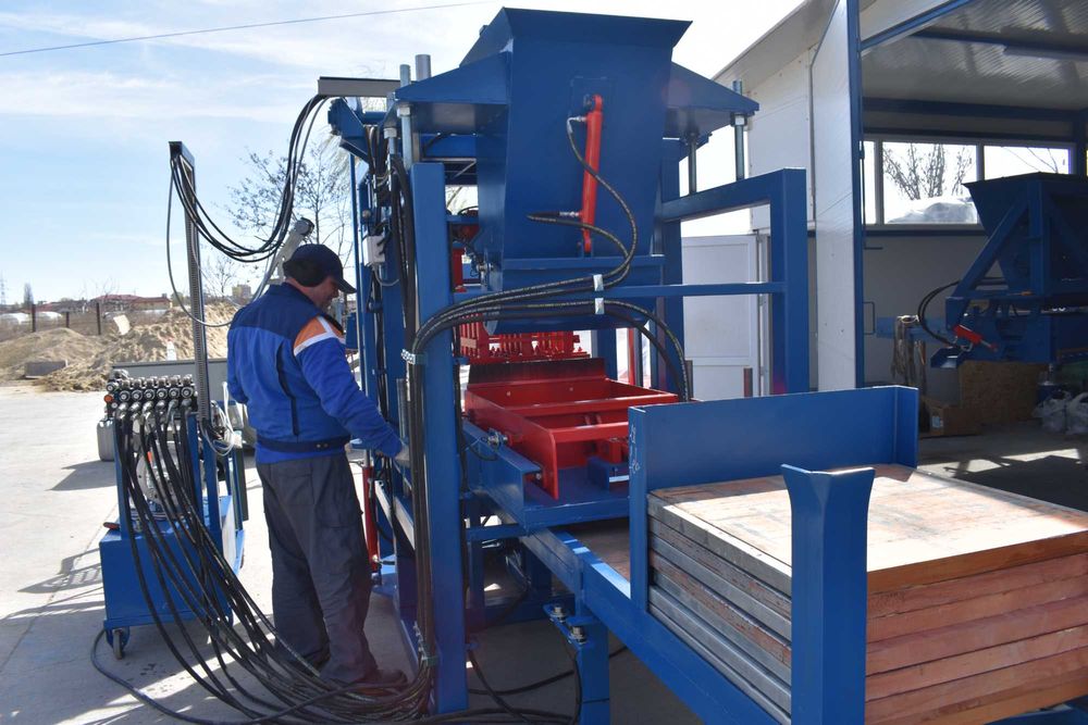 Masina/ Presa/ Vibropresa pavele, borduri, boltari Speed 910 Automat