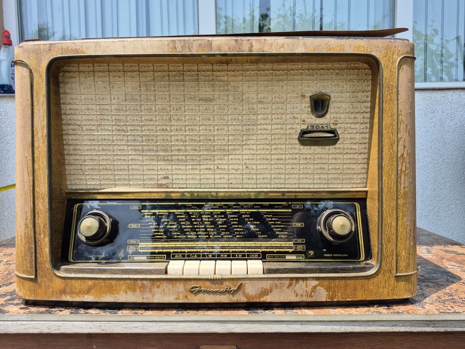 Vând 25 Radio lampi carcasa lemn&ebonita ani 1940-1980