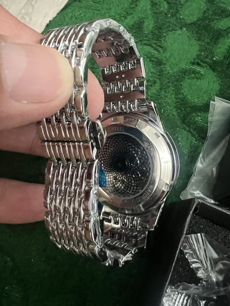 Продам новые часы.