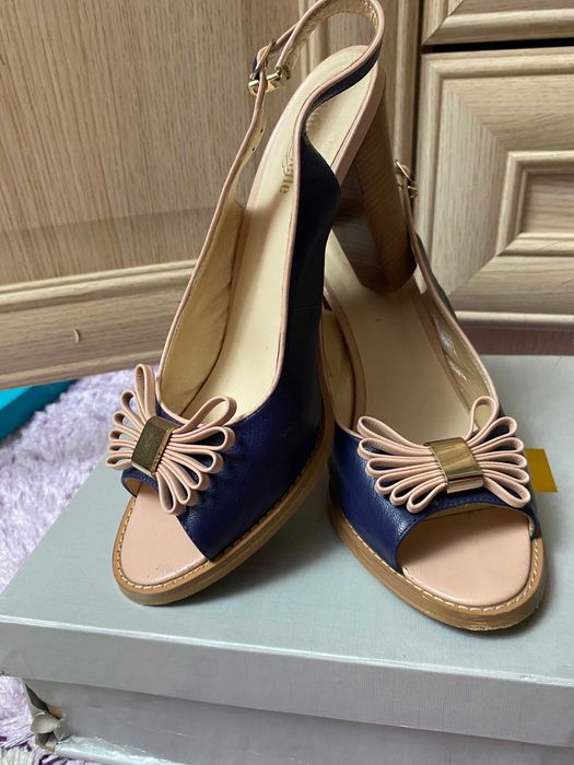 Продам босоножки летние на каблуке с бантом