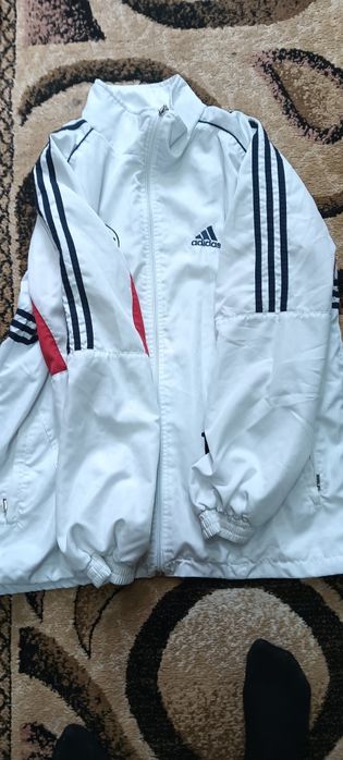 Vând pantaloni adidas