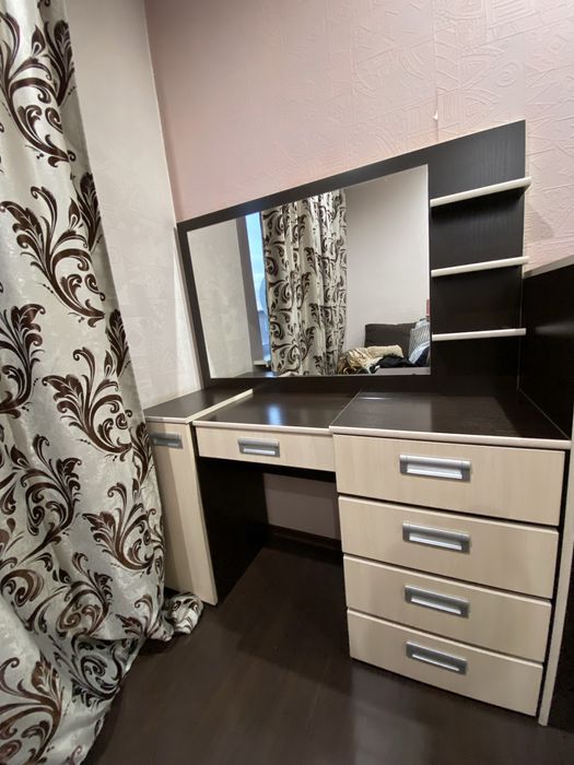 Продам туалетеый столик для макияжа с зеркалом и полками.