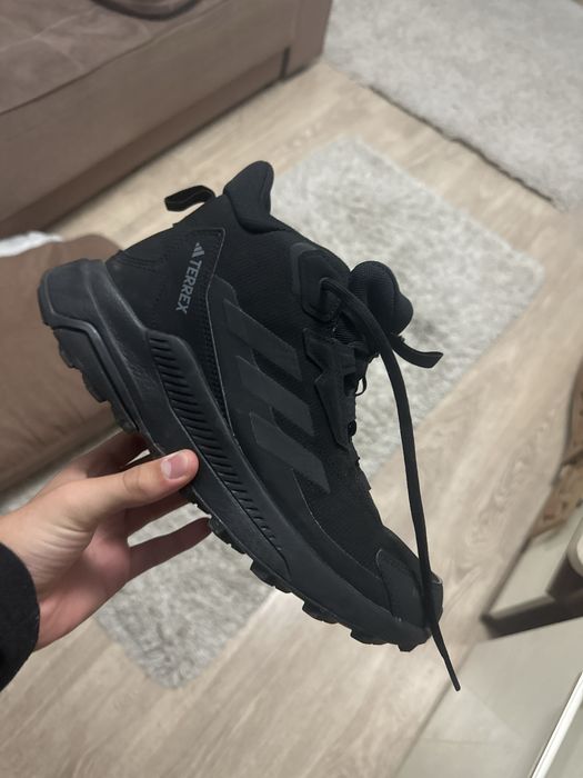 Vand bocanci noi nouti