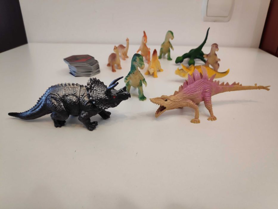 Dinozauri - figurine și cartonașe lenticulare