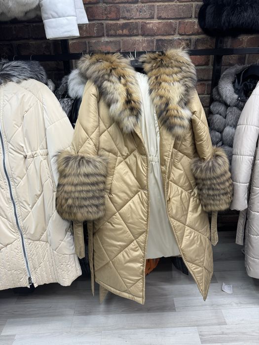 Vand haina de fas cu blana naturala la 1400 lei