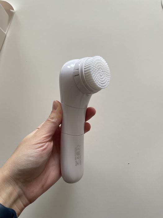 Щетка массажер для лица Avon