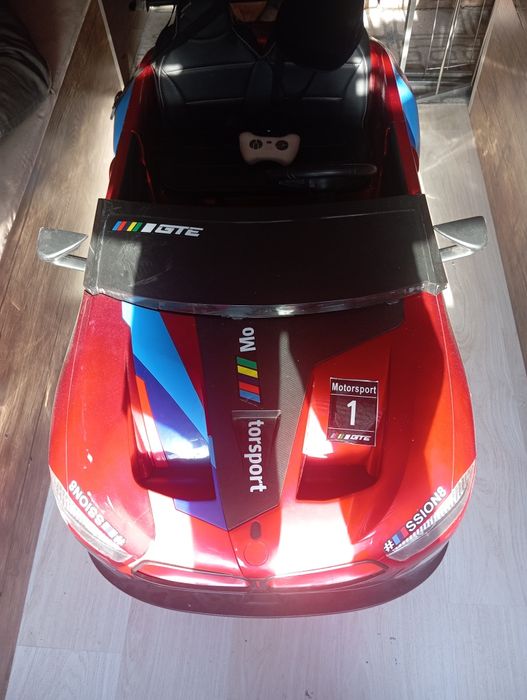 Продаётся игрушечная машина с пультом управление для малышей.