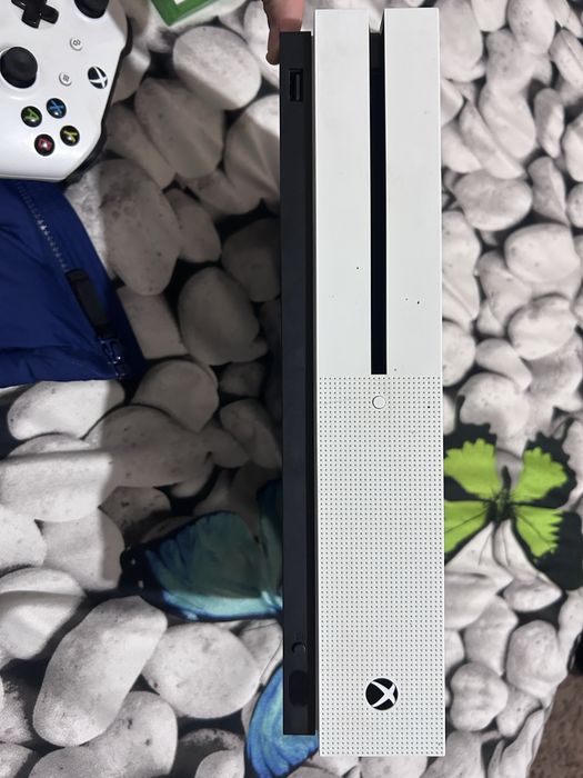 Vand xbox one s+ doua controllere si fifa 23