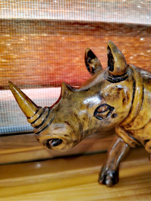 Фигура дървена дърворезба носорог скулптура от дърво ръчнно издялана