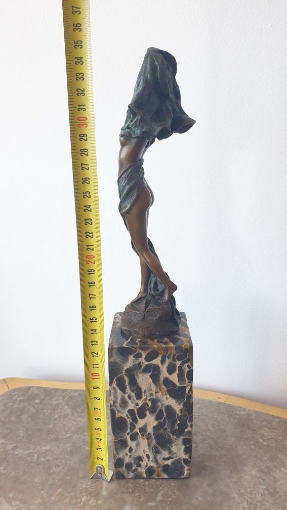 Statueta nud din bronz pe soclu de marmura cu semnătură si stampila