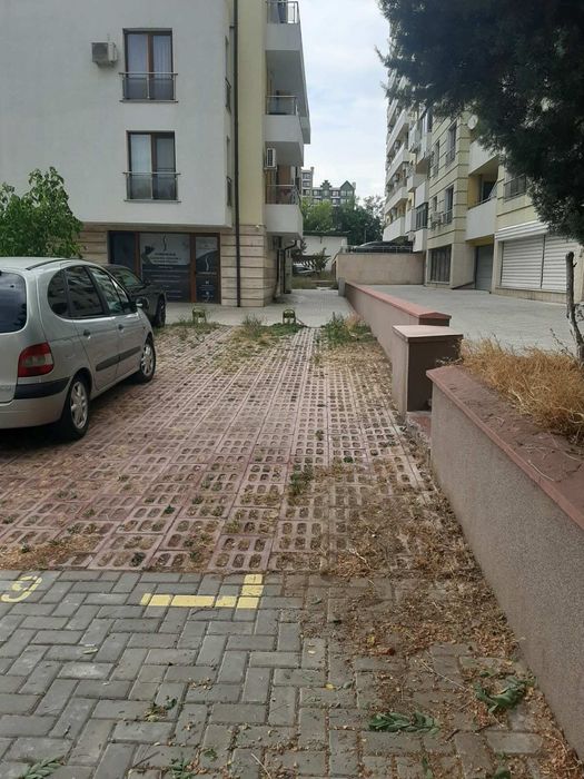 Наземно парко място