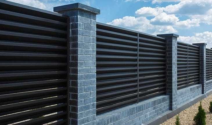 Construim garduri si porti din sipca metalica, panouri stil jaluzele,