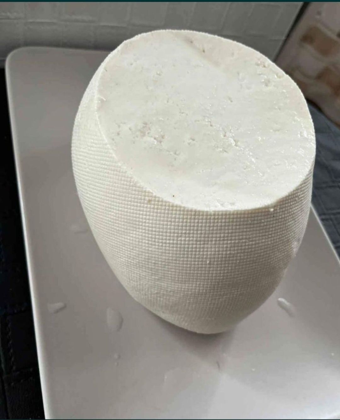 Vând brânza de vacă