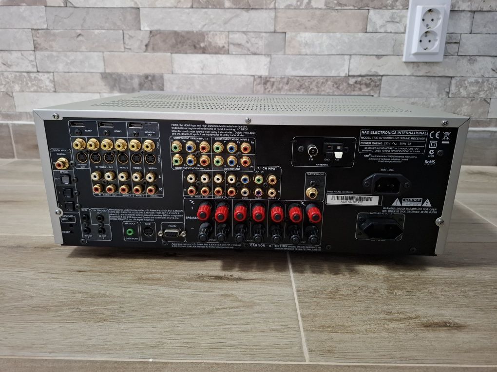 Amplituner  NAD -T 737
