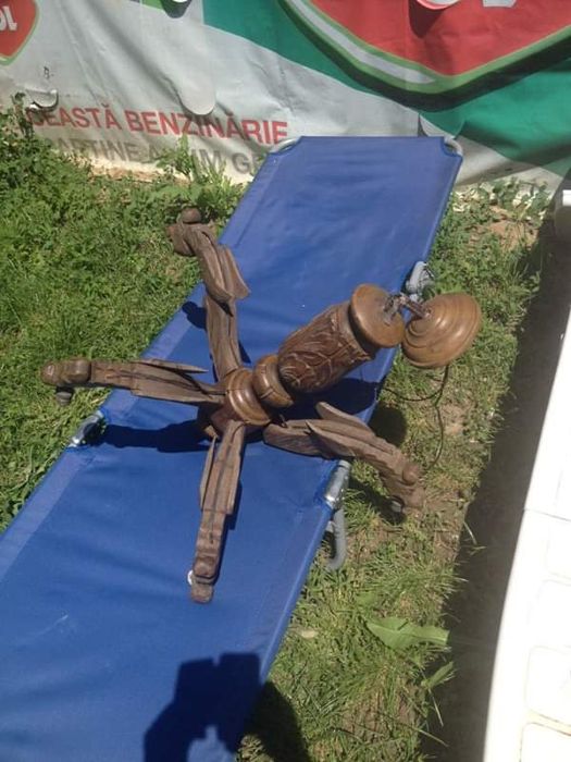 candelabru sculptat manual foarte veche din lemn masiv!