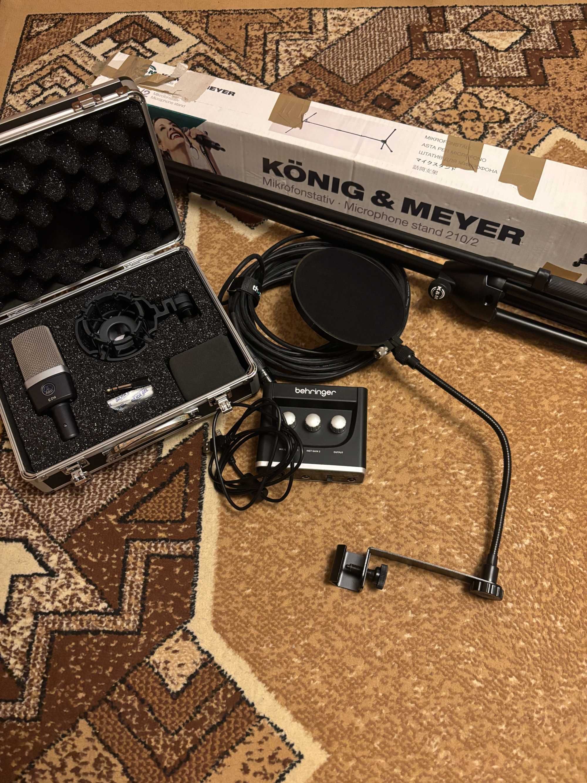 AKG C214 Студиен кондензаторен микрофон +  аудио интерфейс и стойка