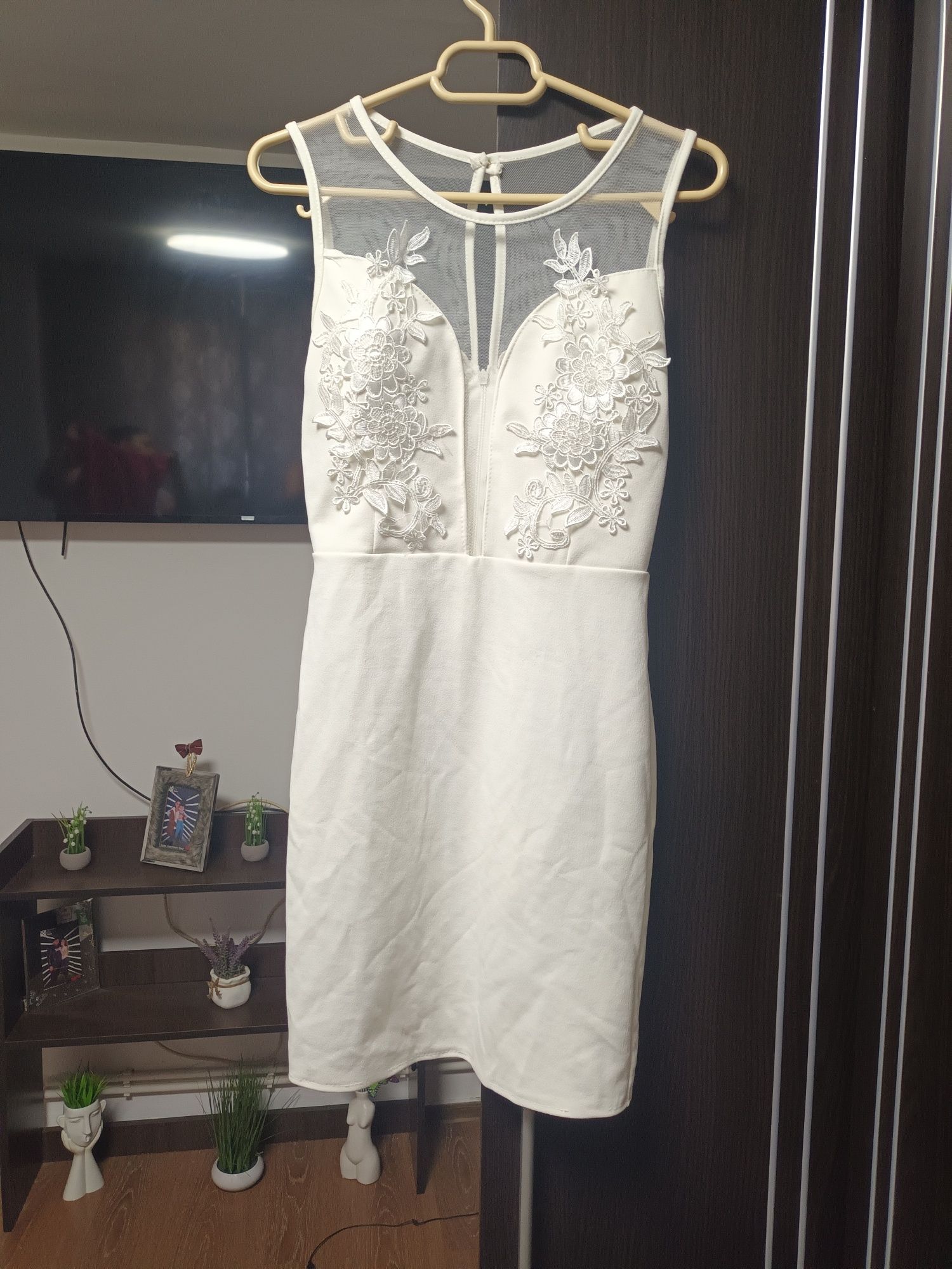 Vand rochi elegante pentru evenimente speciale