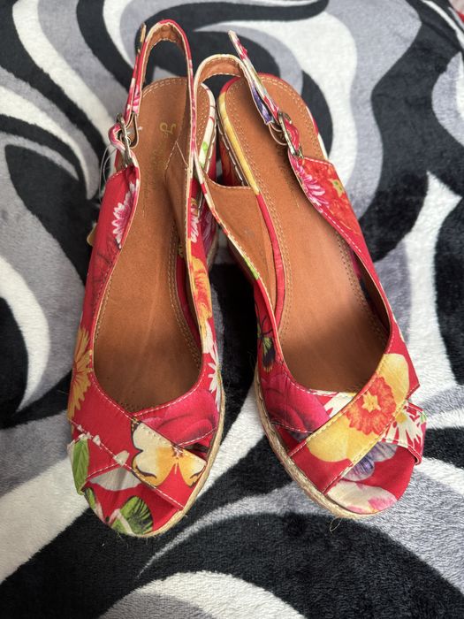 Sandale noi, cu eticheta