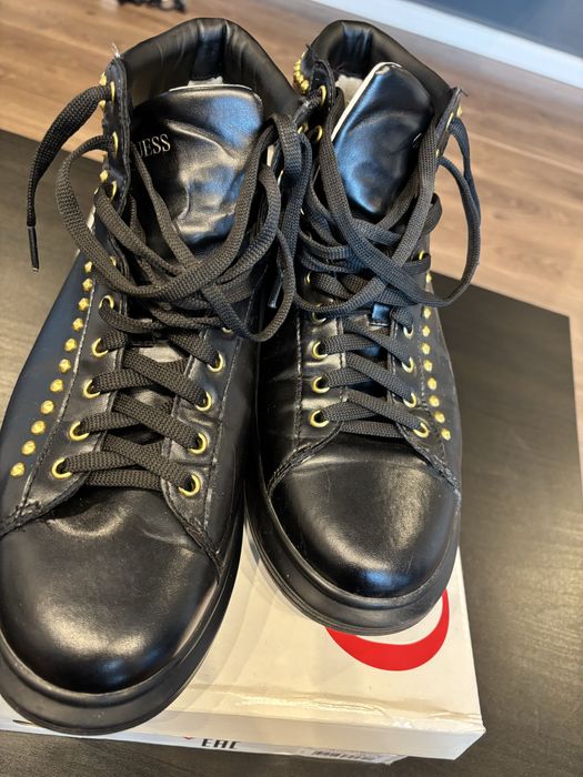 Adidasi guess purtati de mai multe ori