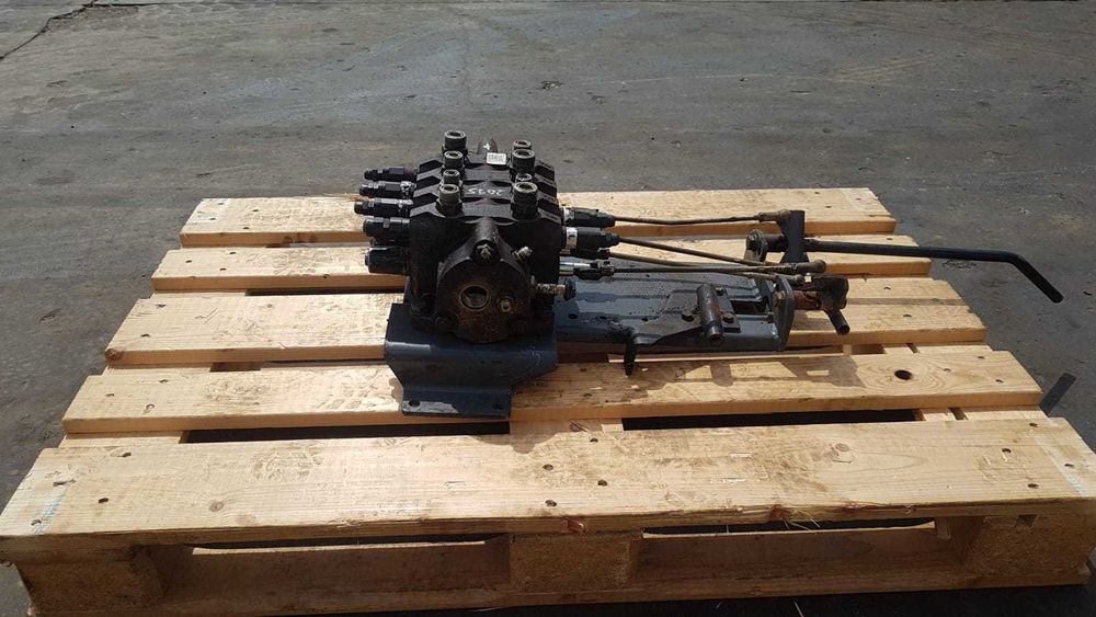 Distribuitor hidraulic Husco pentru buldoexcavator JCB