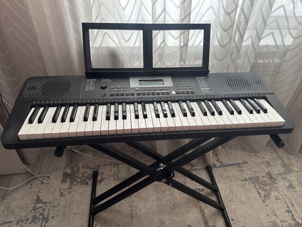 Электронный синтезатор Kurzweil KP90L с подставкой и пюпитром
