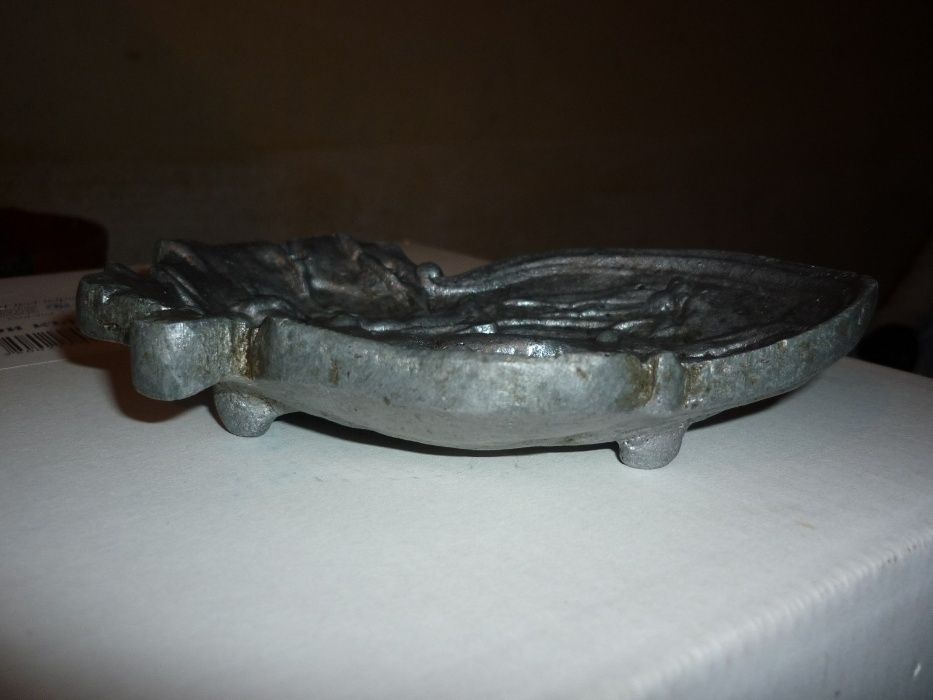 Лят алуминиев пепелник с девойка