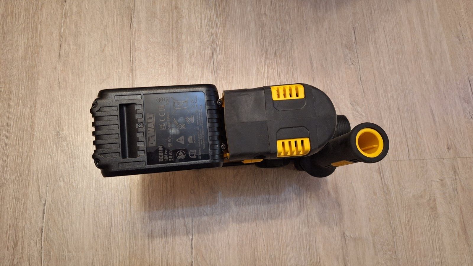 Продавам нов акумулаторен перфоратор DeWalt DCH253